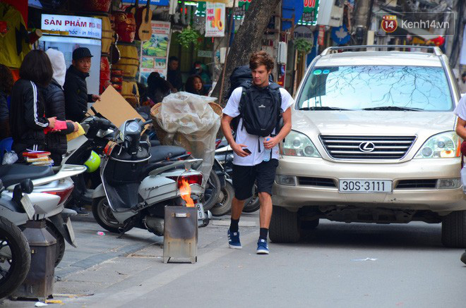 Giật mình thon thót với những cảnh đốt vàng mã ngay xe máy, trụ điện của người dân Thủ đô Giật mình thon thót với những cảnh đốt vàng mã ngay xe máy, trụ điện của người dân Thủ đô